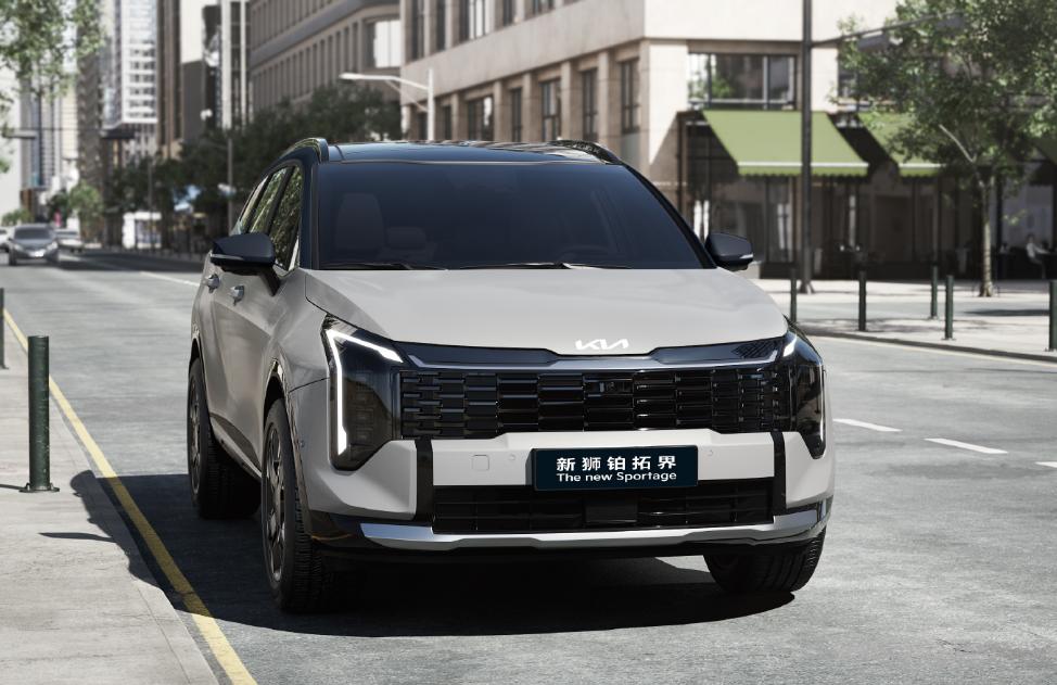 就这款起亚新狮铂拓界的外观来看，采用上了大面积的熏黑中网设计，并且车顶和反光镜也