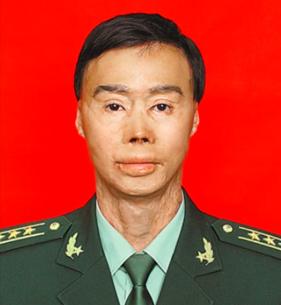 1995年，一个19岁的解放军男孩坐公交车回部队。车子刚过郊区，车厢后突然冒