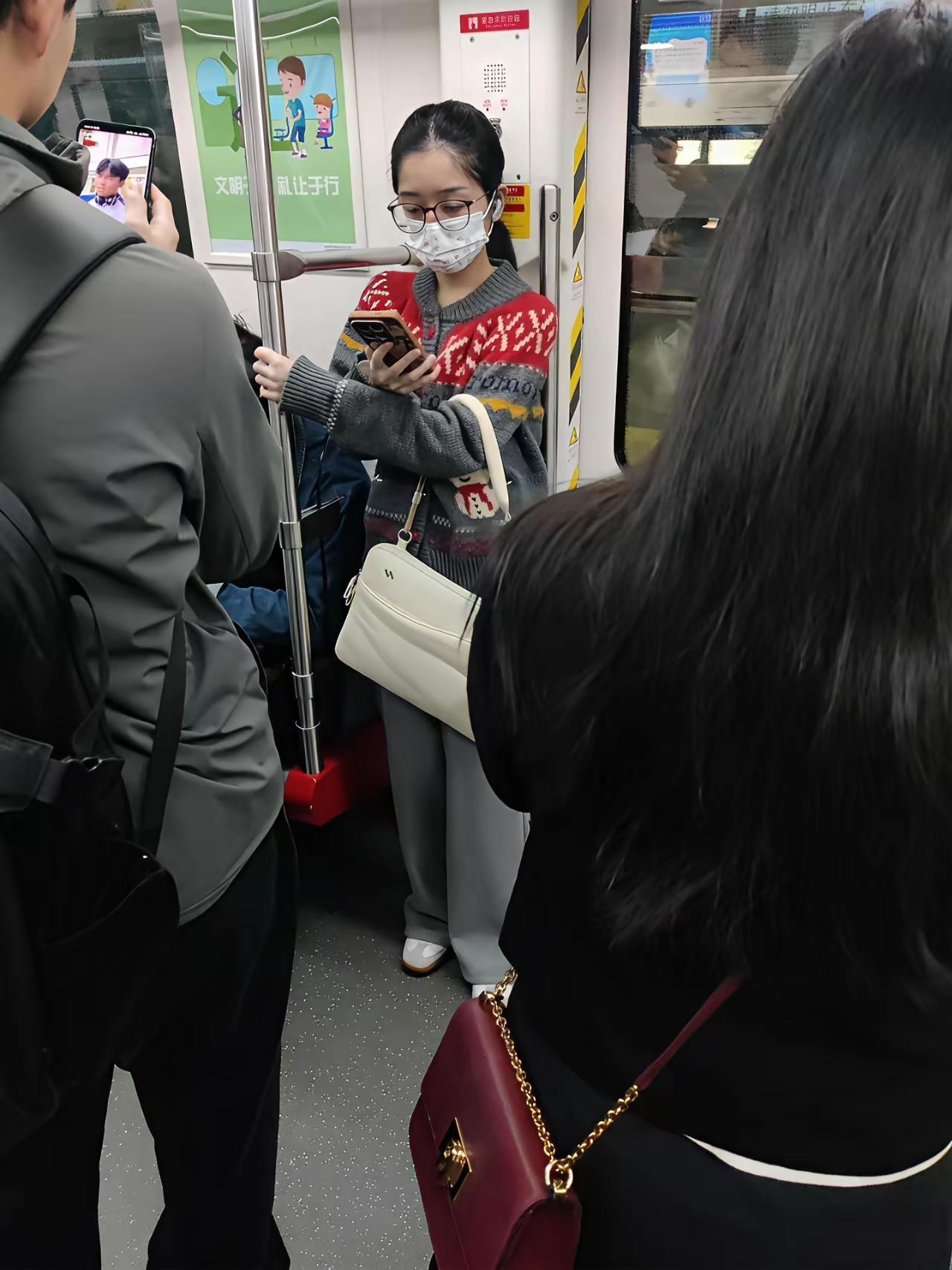 中年男人三大错觉：门没锁没关火对面姑娘喜欢我。对面这位女子偷偷瞄了我几眼。