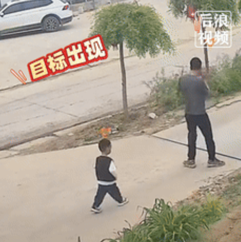 河北一男孩不愿意去幼儿园，爸爸假装去门口遛弯，吸引孩子跟他出来，男孩看到校车快要