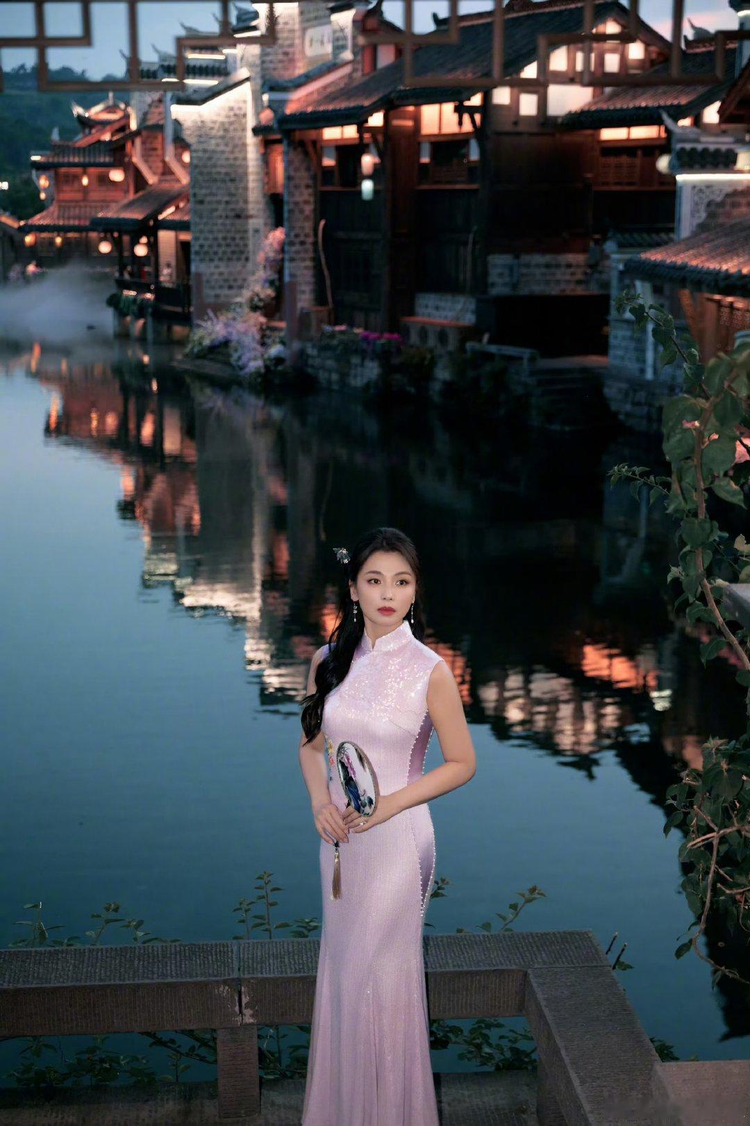 刘涛央视七夕晚会造型刘涛紫旗袍好美​刘涛妈妈​​​