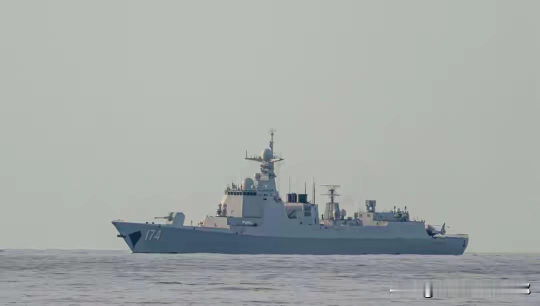 太提气了！美菲澳三国凑齐4舰10机，跑到咱们黄岩岛家门口搞挑衅军演，咱们的05