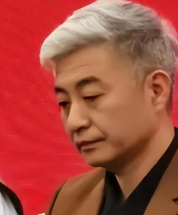“德不配位，难免招祸。”周炜曾是国家一级演员，九登春晚，被视为主流相声界“接班人