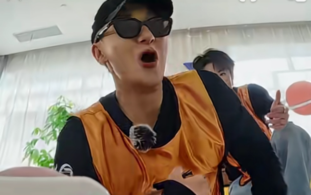 黄子韬这下要慌了网友都坐等刘宇宁直播呢节目中让猜衣服上照片是哪个艺人？黄子韬明