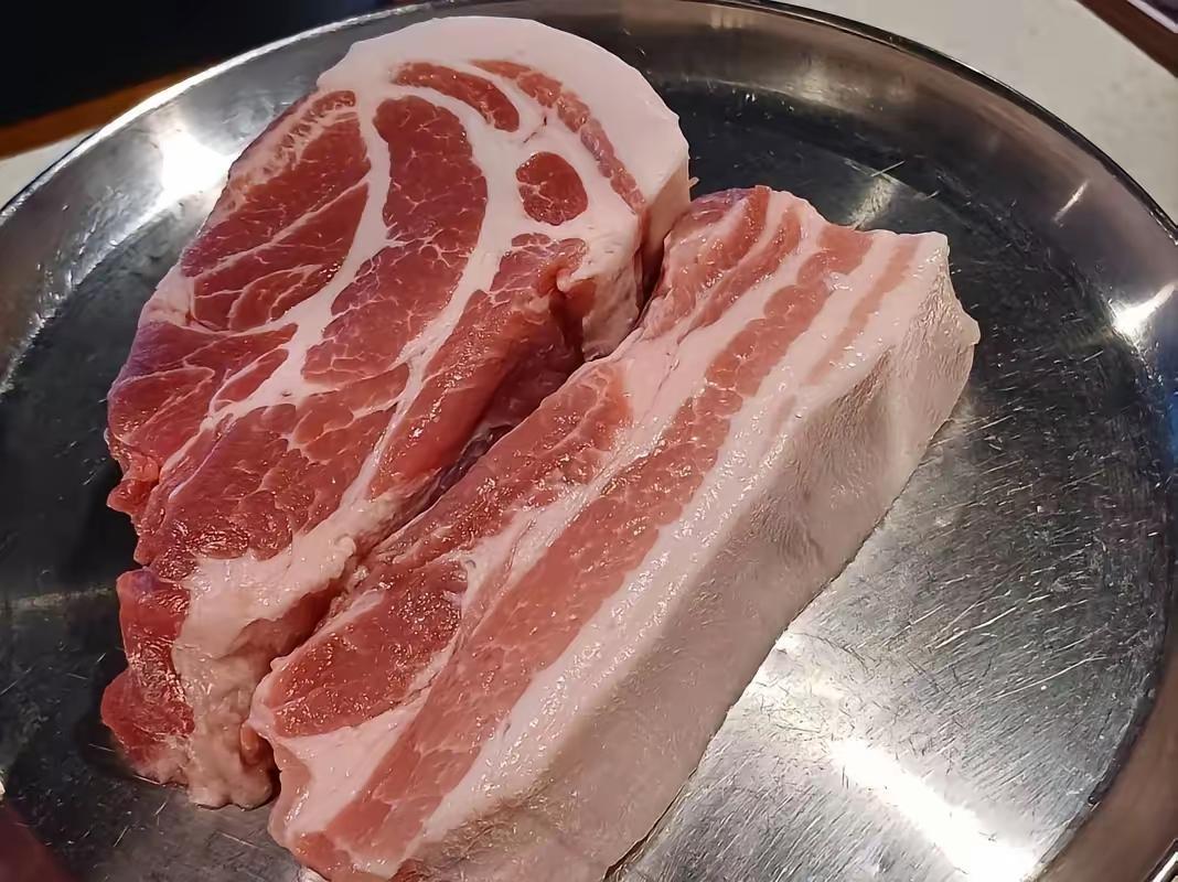 猪价跌破5块，一个被严重低估的经济信号，正从14亿人的餐桌上悄然释放。你以为猪价