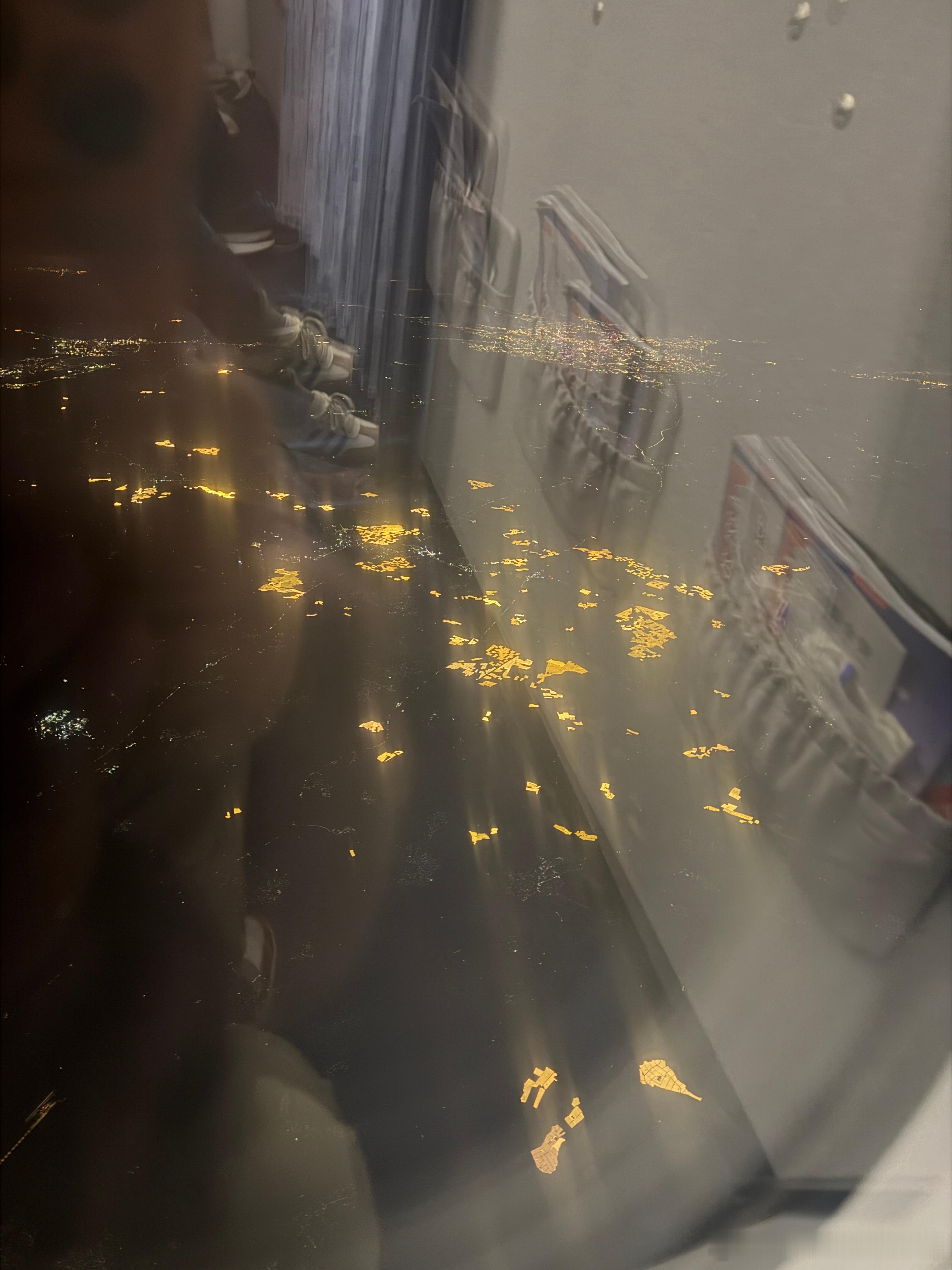 飞机上拍到的，我惊呆了，为什么会有一片片发光的农田？