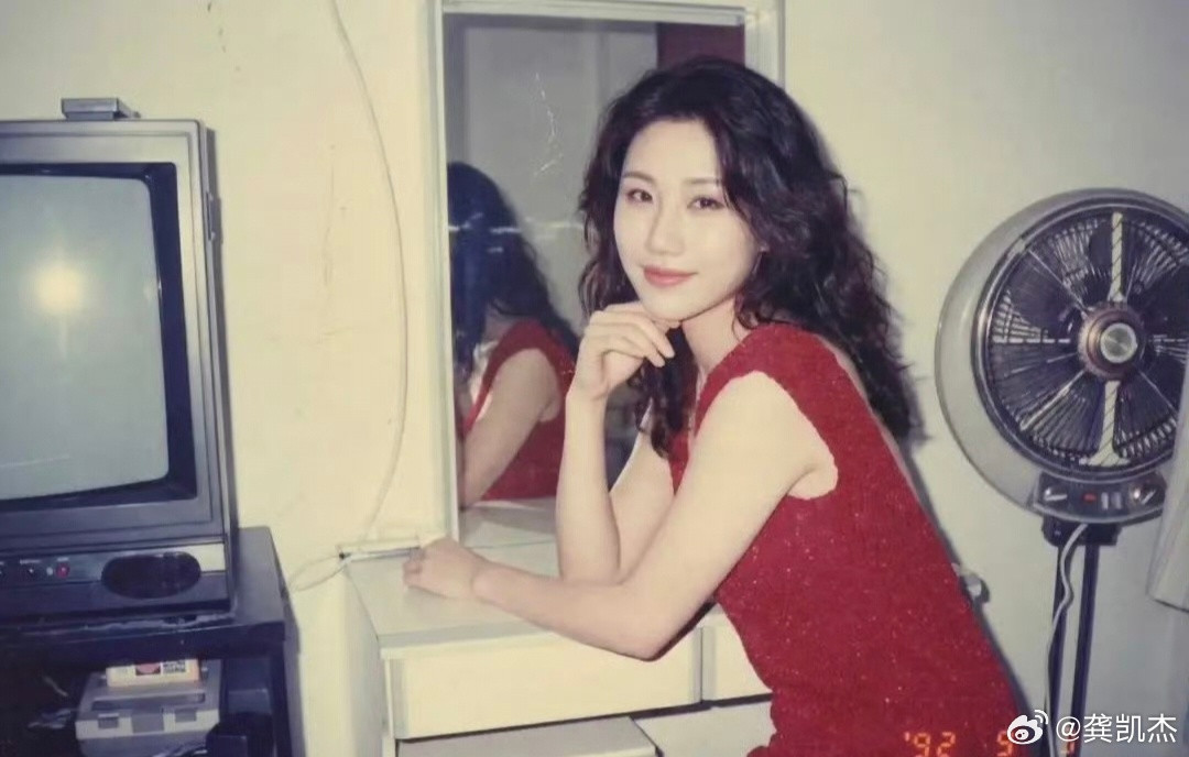 92年家里有彩电，基本上都是万元户了，日子过得滋润，笑容灿烂。。。你家第一台电视