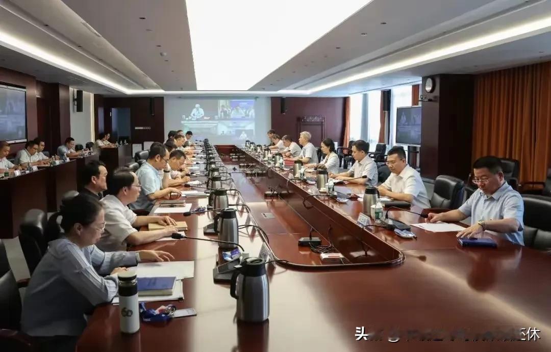 央企职工活的很体面，仅限于央企总部和二三级公司的管理层。越往基层，职工的工资越低