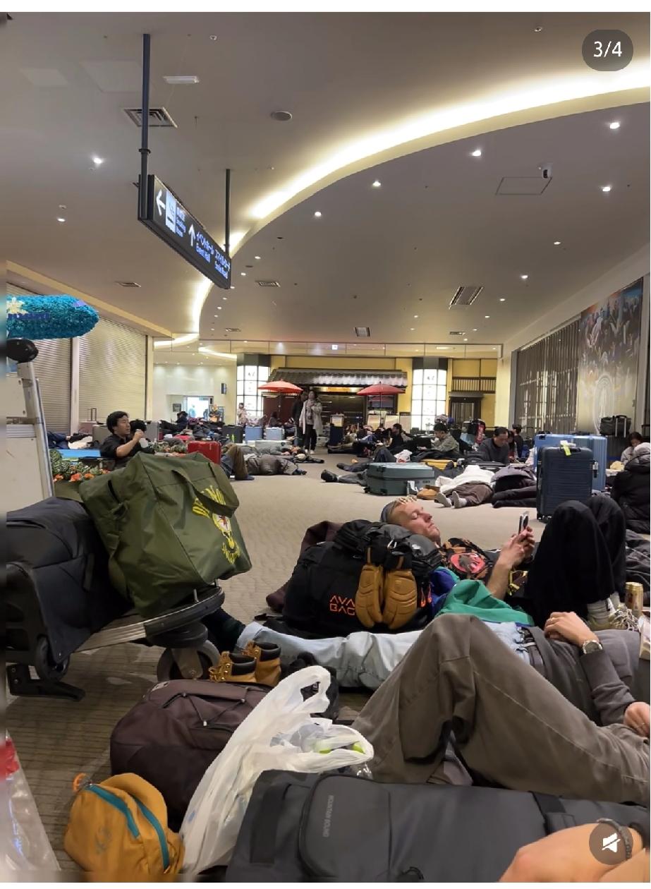 还来北海道旅游吗？开口就是“必须派包机接我们！”，这口气嚣张又理直气壮，不知情