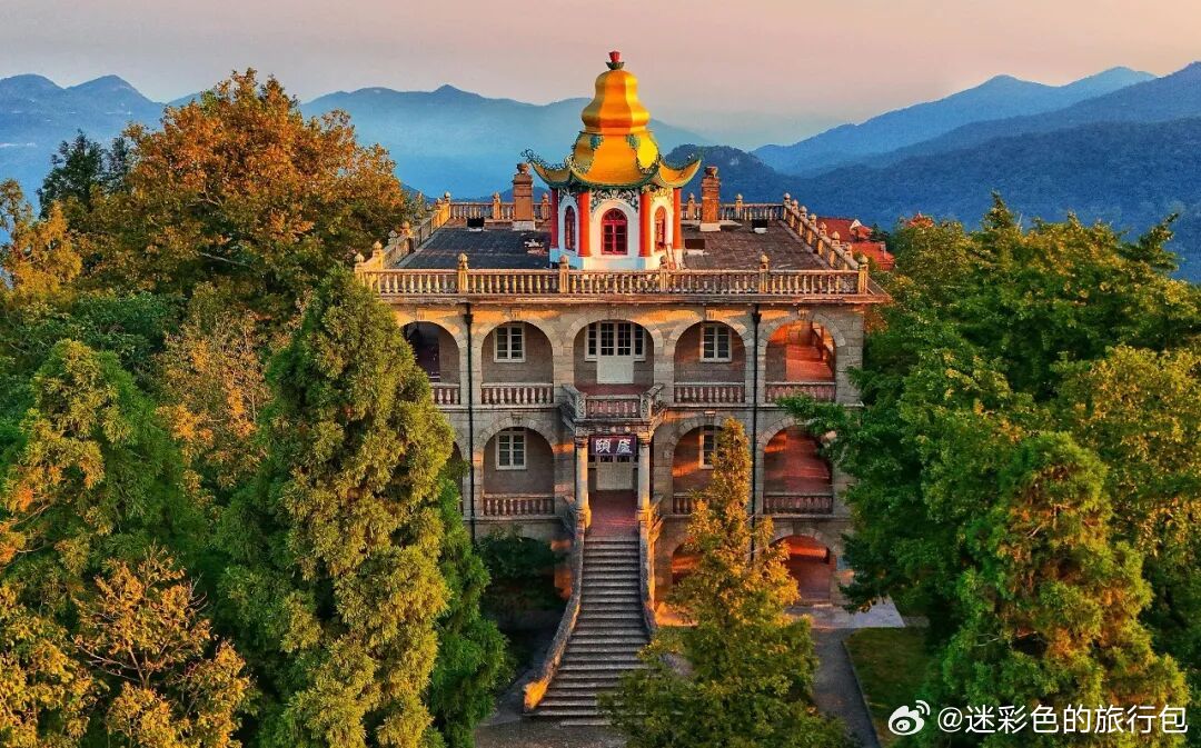 秋日山野季，遇见鸡公山百年风华🍁秋风漫上山林，鸡公山换上秋装，层林尽染，山野藏