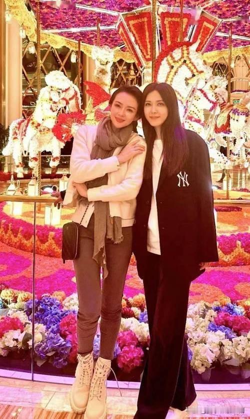 近日，章子怡在某活动现场意外偶遇老同学曾黎，两人瞬间喜笑颜开，热情相拥。曾经中戏