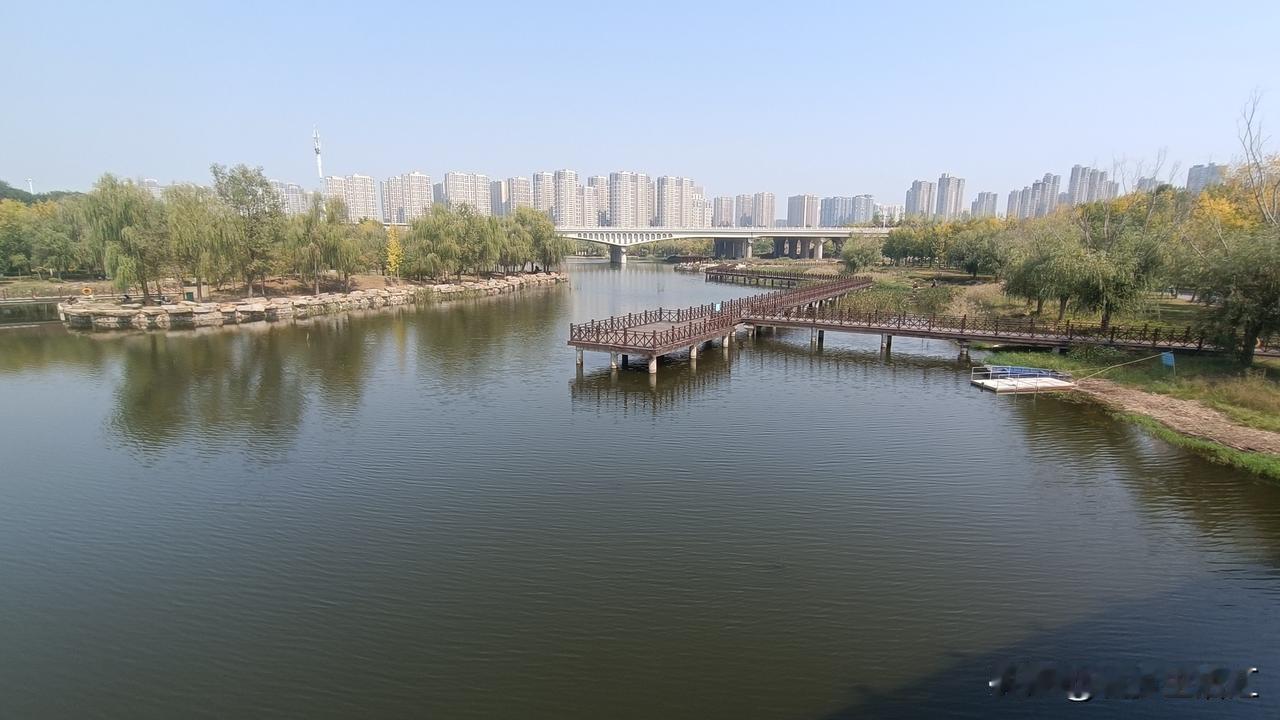 以前郑州没水，也没河，喝黄河的黄汤子，现在郑州的水景如苏杭的园林，挖的人工湖比杭