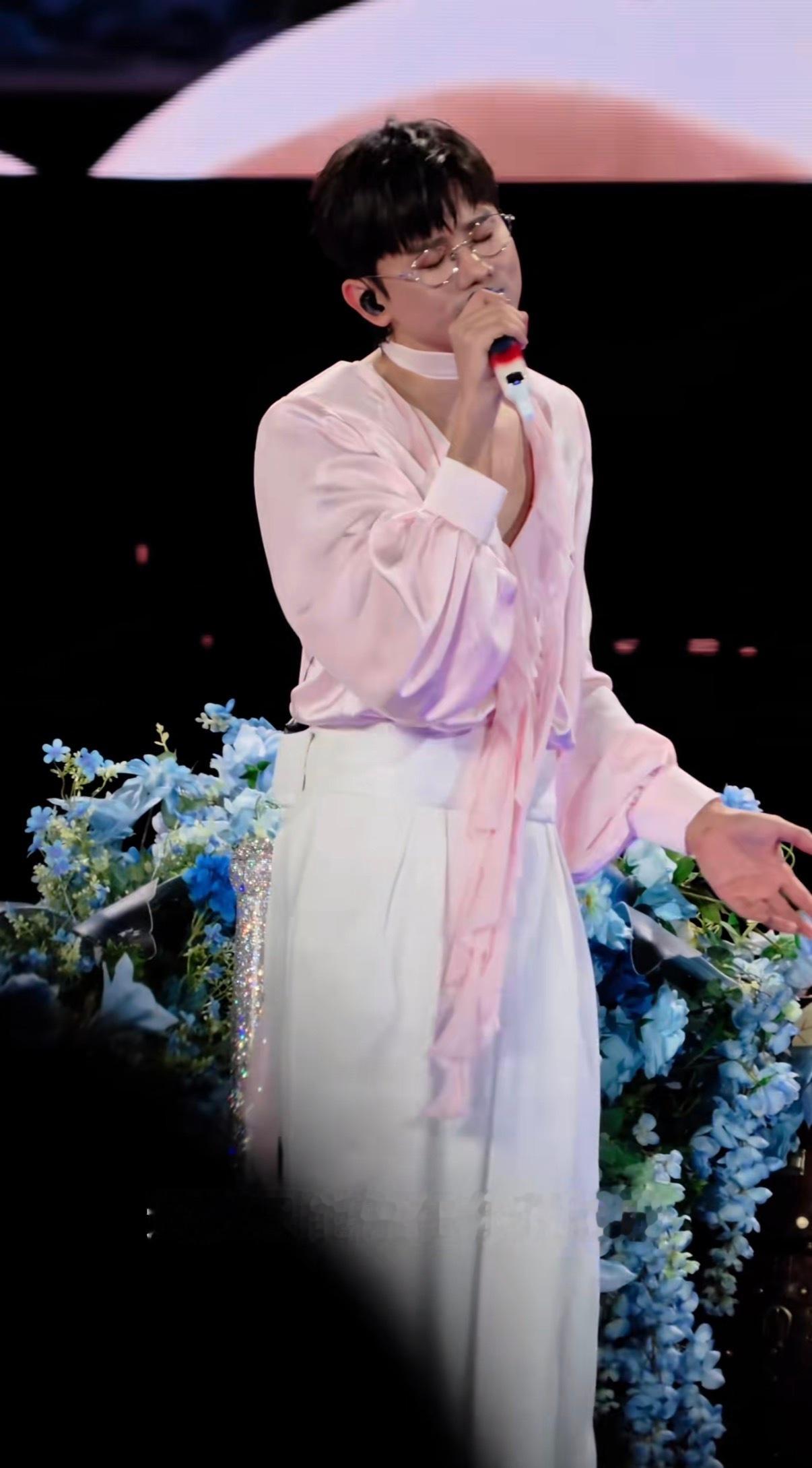 这位男歌手演唱会造型是把老婆的衣服穿出来了吗？他什么时候开始走这种路线的，支持穿