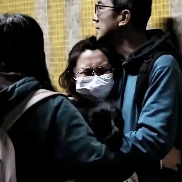 这下全国人民都知道了香港启动灾后重整计划3.3亿港币翻新八栋42年旧楼，这有