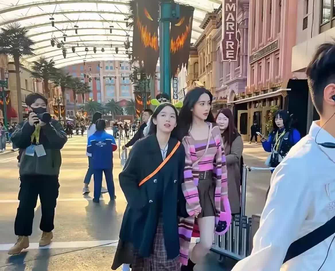 周也和孟子义这俩好闺蜜街上被网友偶遇，俩人穿得都挺随意的。周也官方身高1