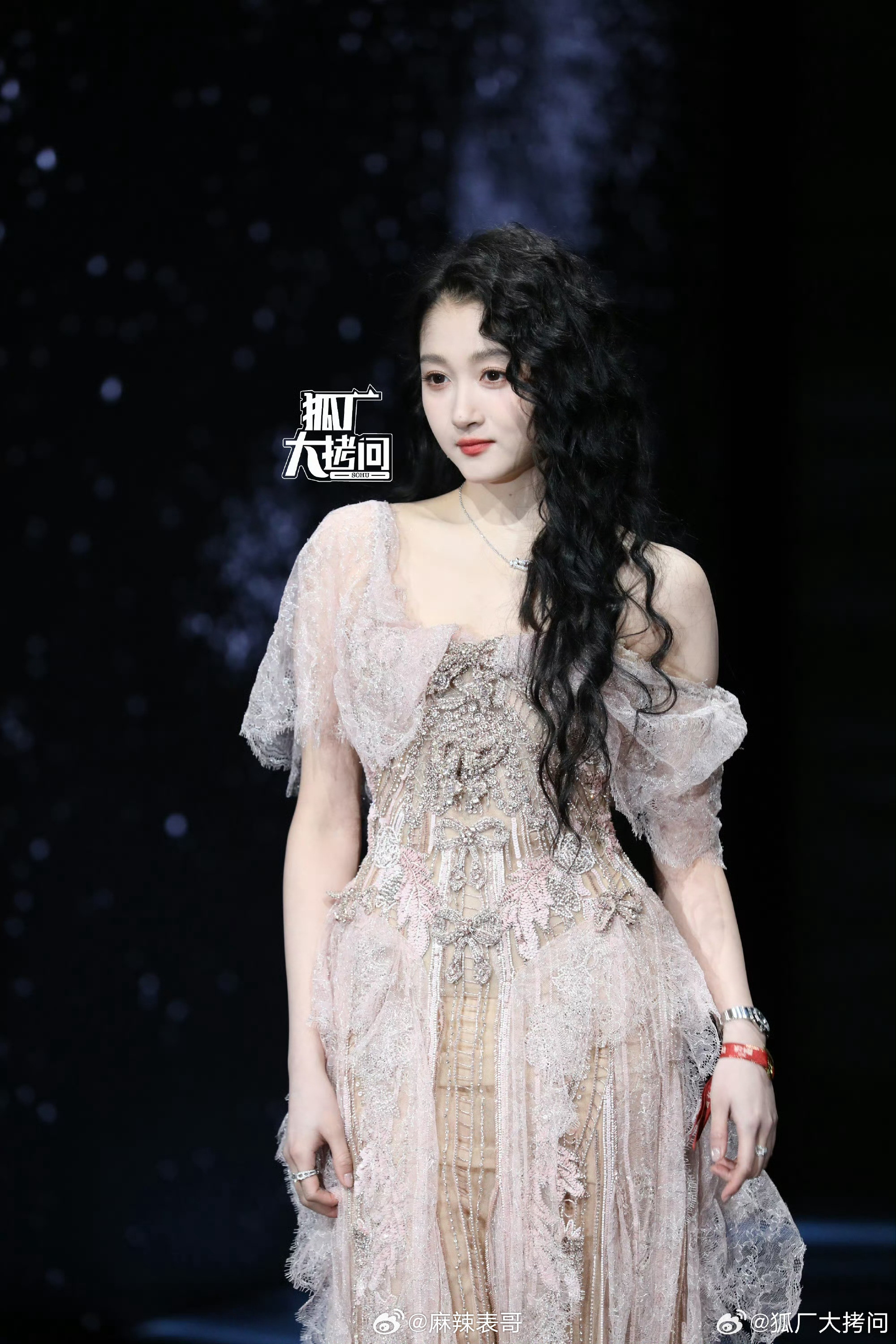 关晓彤搞了个宫廷卷发，大妈人设不倒