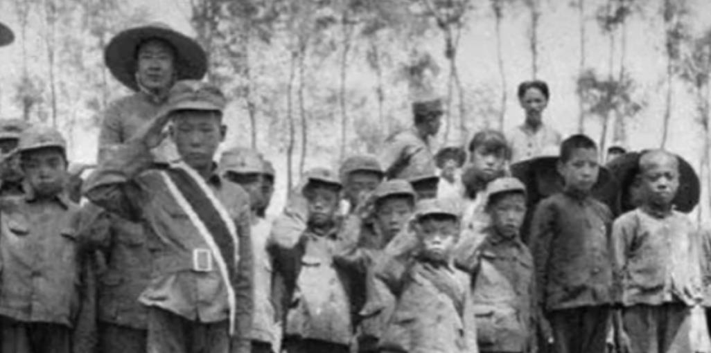 1941年，日军把渊子崖村给包围了，正准备想大开杀戒屠村，但312名村民并想不束