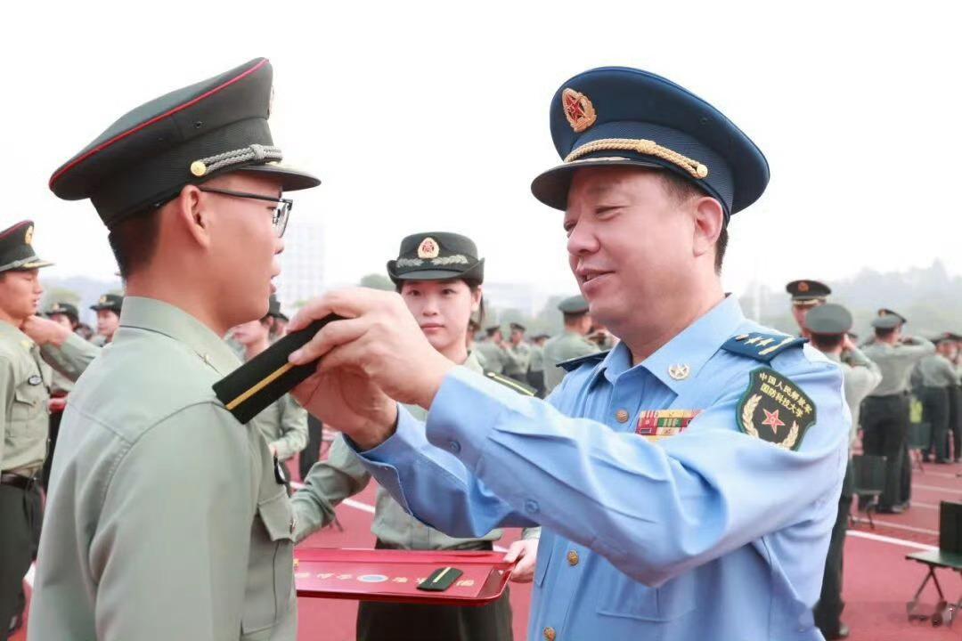 太有面子了国防科大的学生直接就是将军授衔能上国防科大的，都是精英中的精英这些学