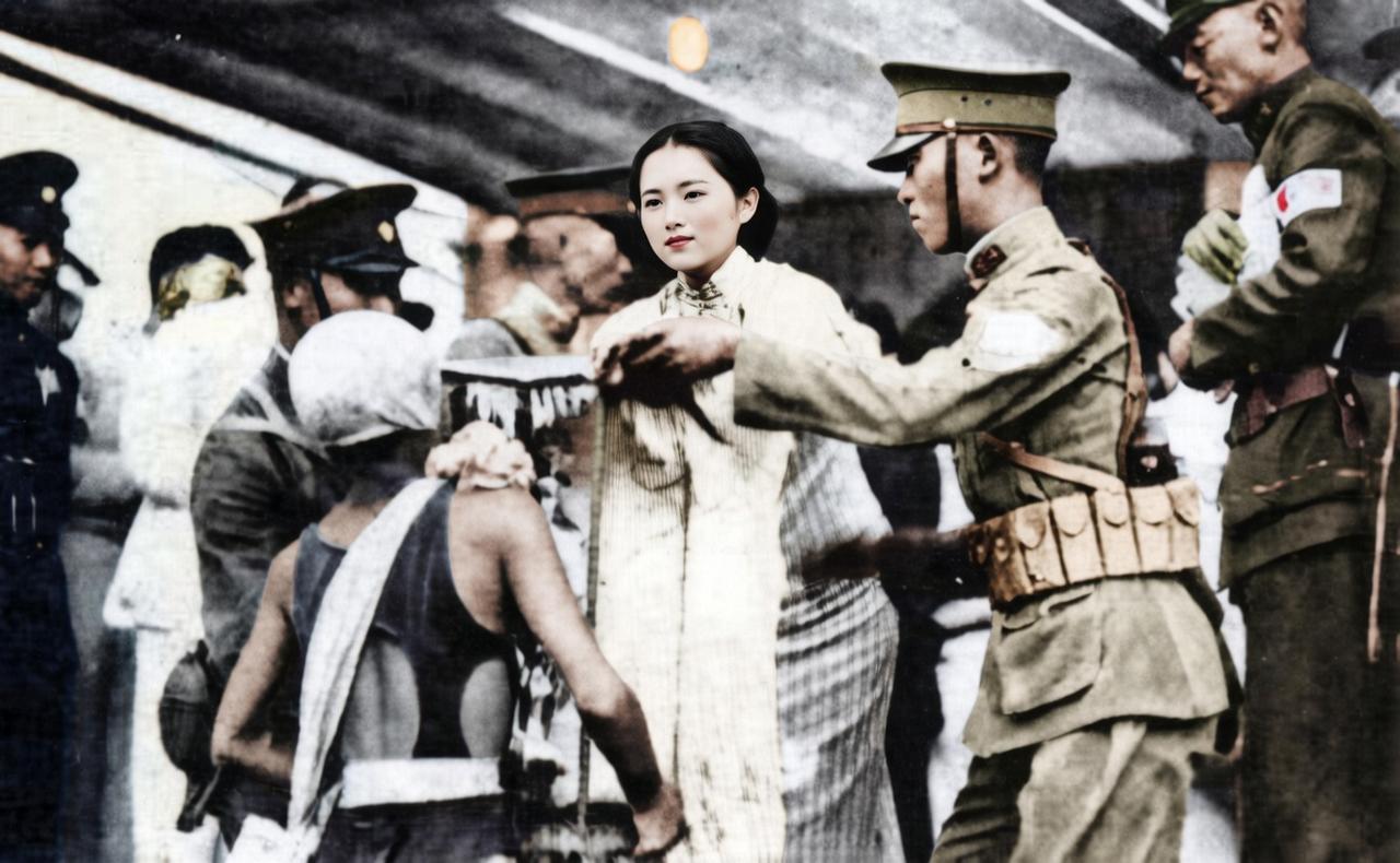 1936年8月22日，武汉汉口，时任汉口市长吴国桢的夫人黄卓群，正为第三届横渡长