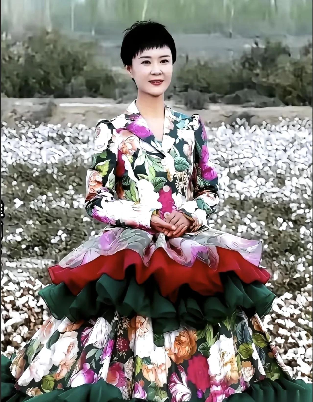 刷了一晚上贺娇龙，我后背有点发凉。别跟我扯什么“敬业”，什么“穿搭是工作语言