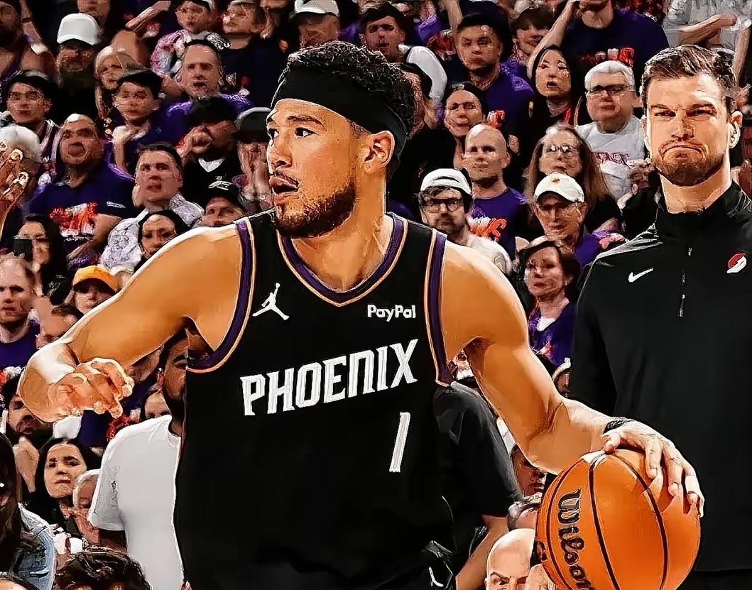 布克坐实了伪巨星在一场关键的附加赛中，太阳一哥不但早早陷入犯规困扰，而且全场仅