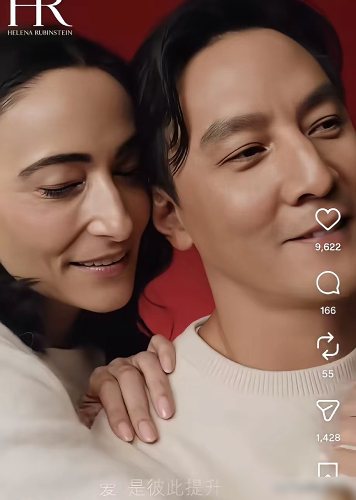 吴彦祖晒了张和老婆Lisa的后台素颜照，一下炸了锅。51岁的他鱼尾纹全出来了，47岁的Lisa发际线