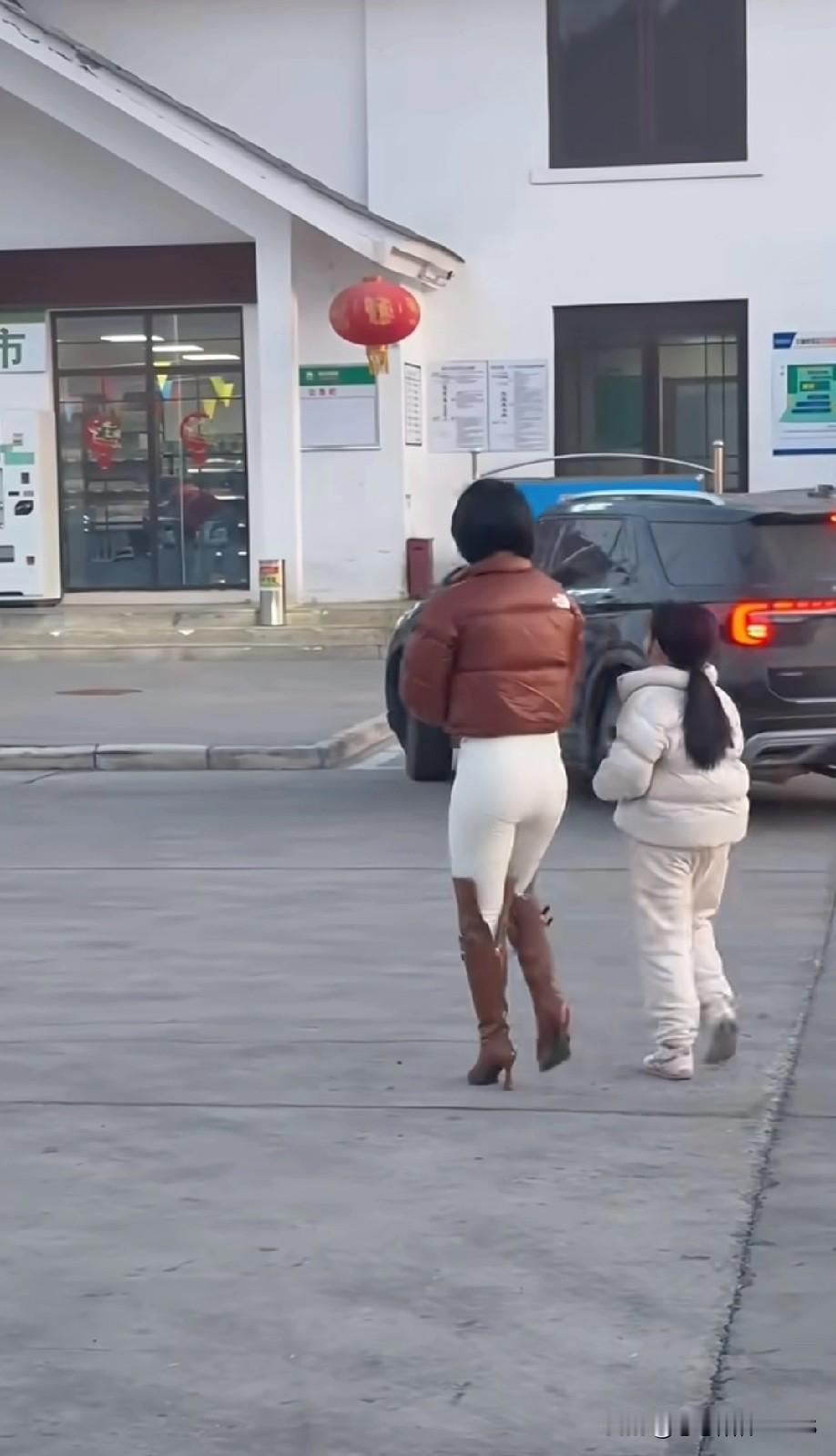 美女个子矮还练大下盘，裤子一穿秒变五五分，这搭配确实显矮又搞笑！大家觉得矮个子怎