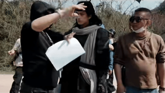 张康乐去青海也是糙汉皮青海风沙给的粗粝质感绝了！高原淬出的糙汉皮配眼神狠劲儿，