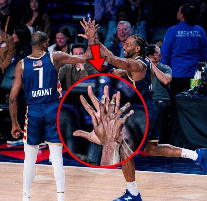 杜兰特：身高2米11，臂展2米26伦纳德：身高2米01，臂展2米21杜兰特