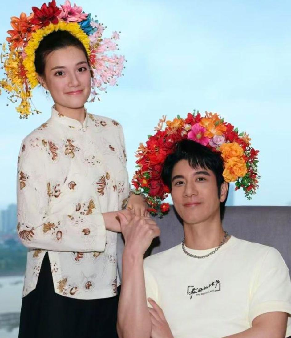 49岁王力宏晒侄女合照，18岁侄女和他似复制粘贴，家族基因真强大。