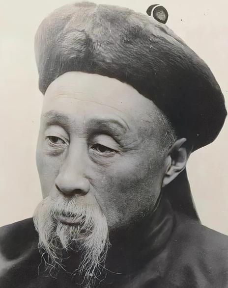 1911年，四川总督赵尔丰的手下尹昌衡，接任他的总督职位。给他留下3000护卫。