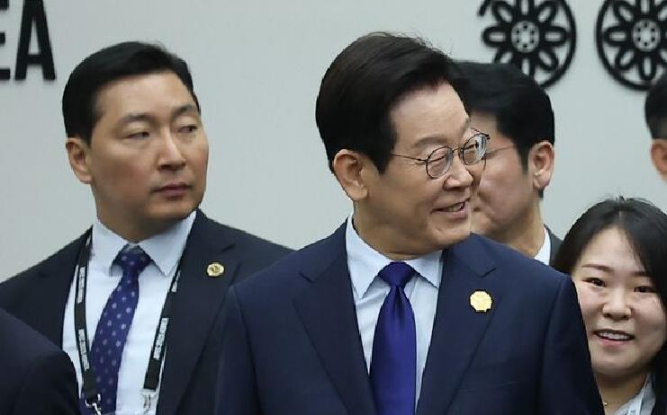 李在明首次见到中方，韩方做出一个精心安排，现场有说有笑，氛围还挺不错。 这次