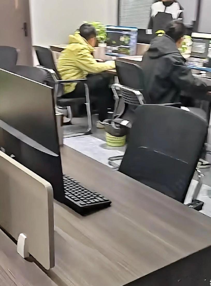 毕业后靠着家里关系就进了某行一直干到现在（据说现在已经坐上了支行副行长的位置）的