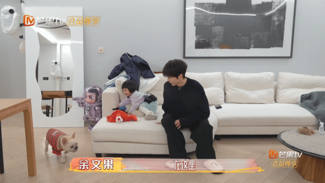 余承恩外甥女到了狗都嫌的年纪余承恩外甥女开启“狗都嫌”模式，追着狗狗撒欢。小狗