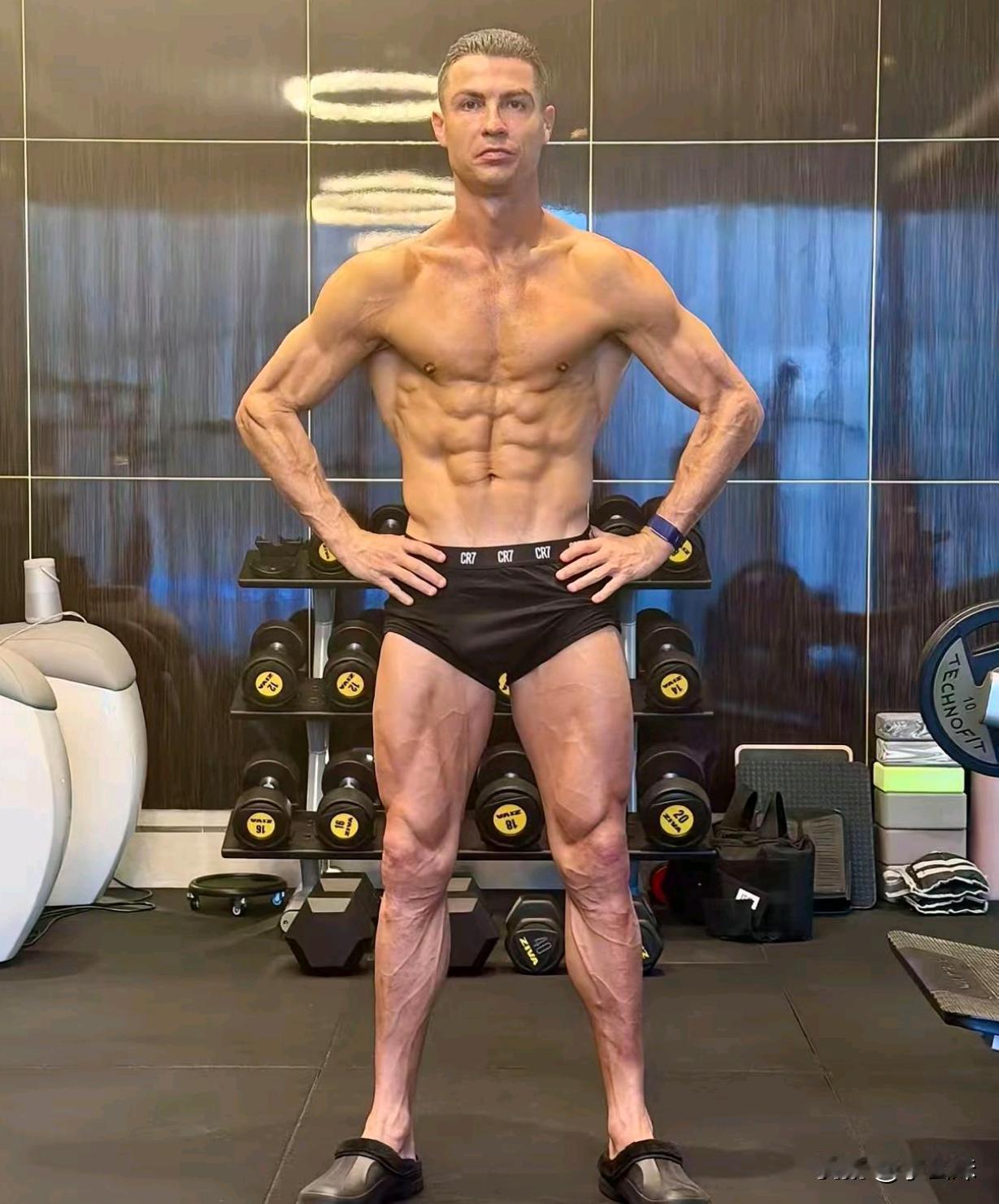 40岁的C罗，这身材不得不说他是真的自律啊