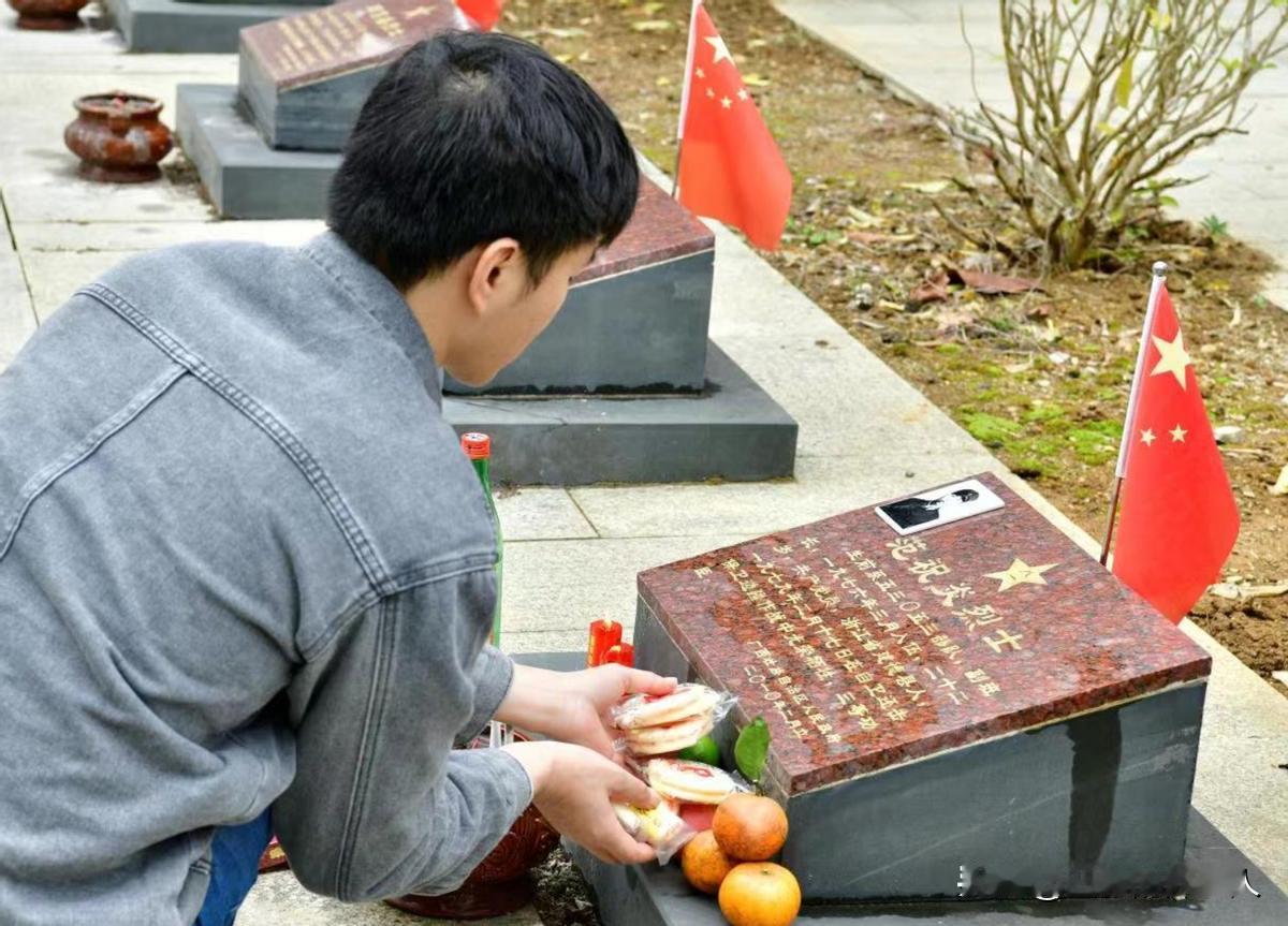 2022年，广西一小伙丧失了对生活的热情。某天，他散步至烈士陵园，注视着一块块烈