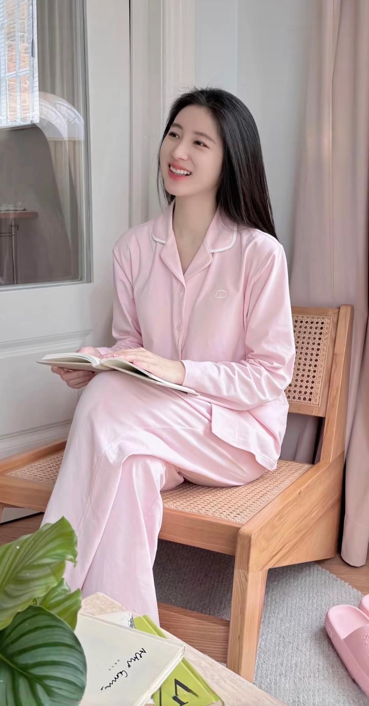 阳光洒进来的午后，粉色的睡衣与书香相伴，静享美好时光。🌞📖💕