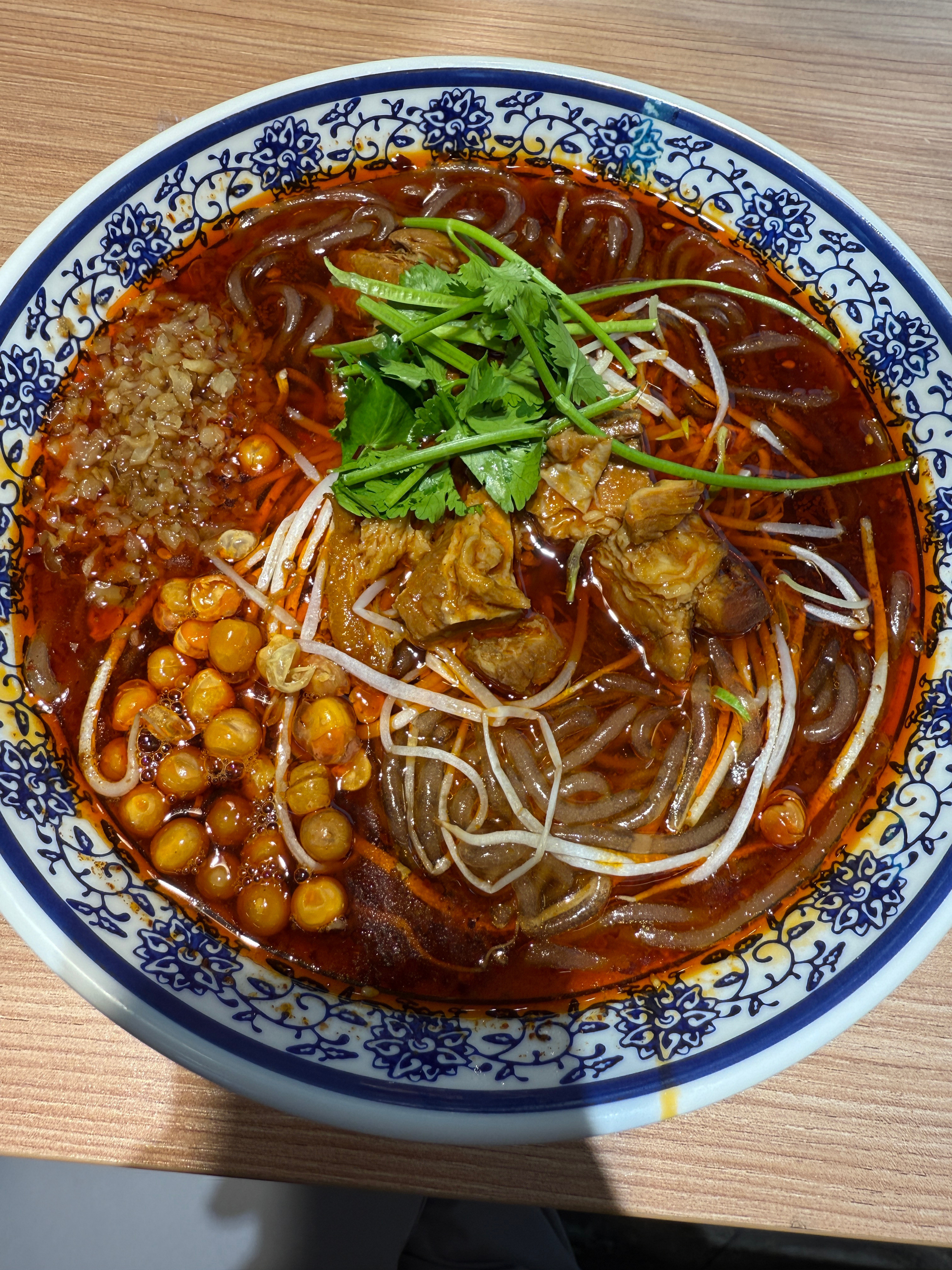 感受一下成都机场48元的牛肉粉​​​