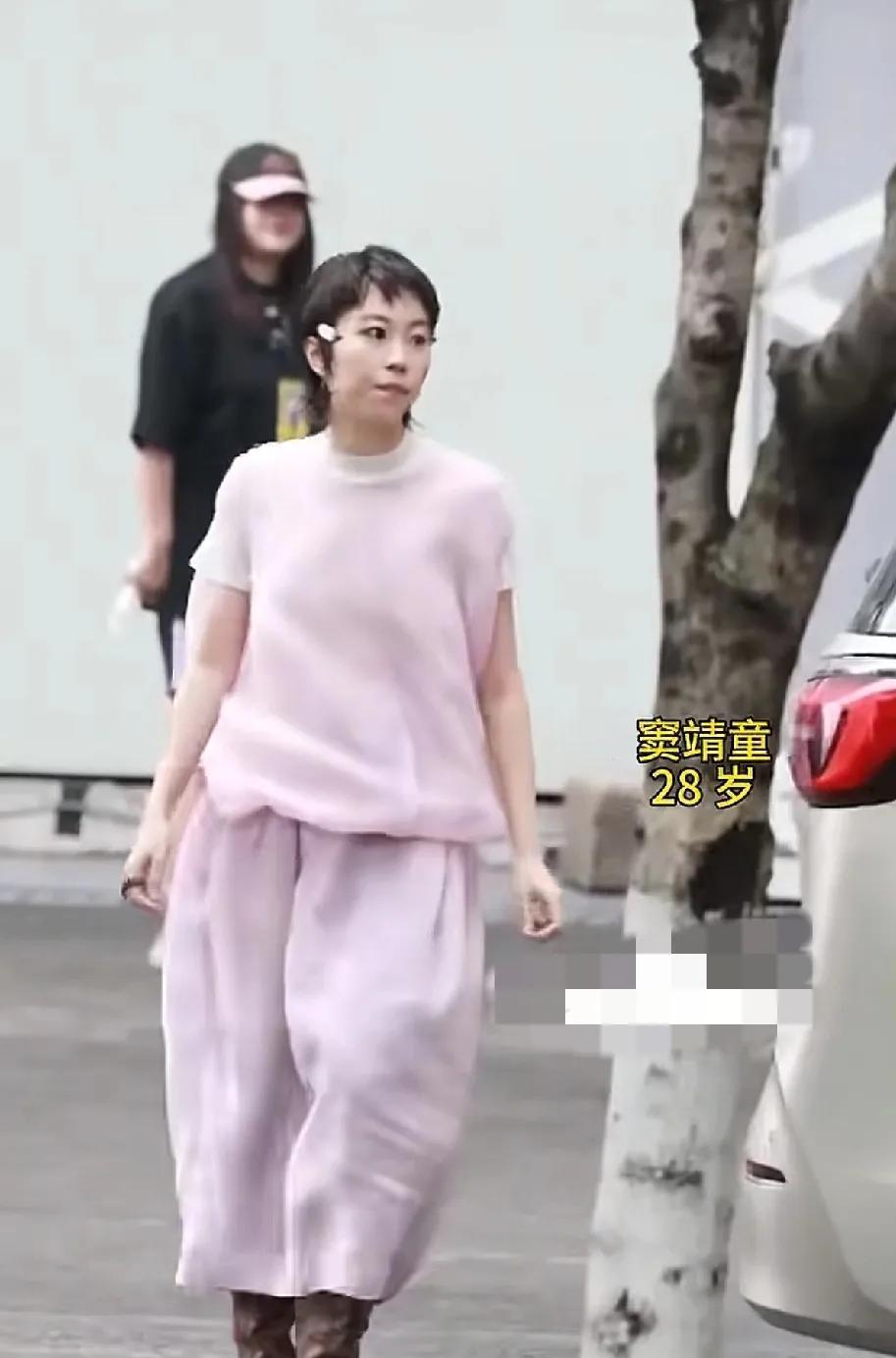 窦靖童街拍来了，一身粉色套裙，有种男孩子在努力扮演女孩子的感觉。#夏日生活打卡