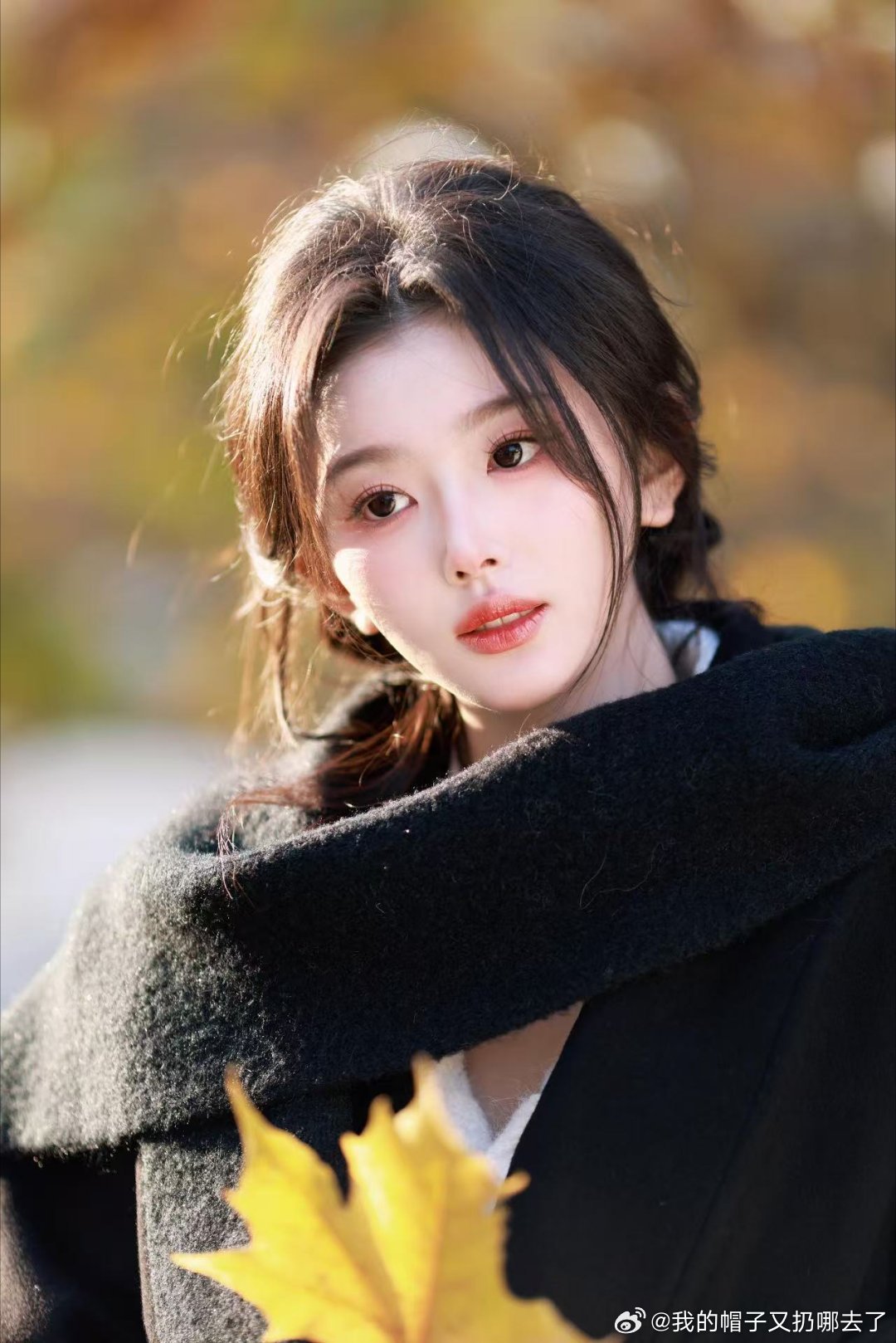 孔雪儿完全真人芭比孔雪儿的氛围感真的很打动人，长相软乎乎像水蜜桃一样，甜起来自带