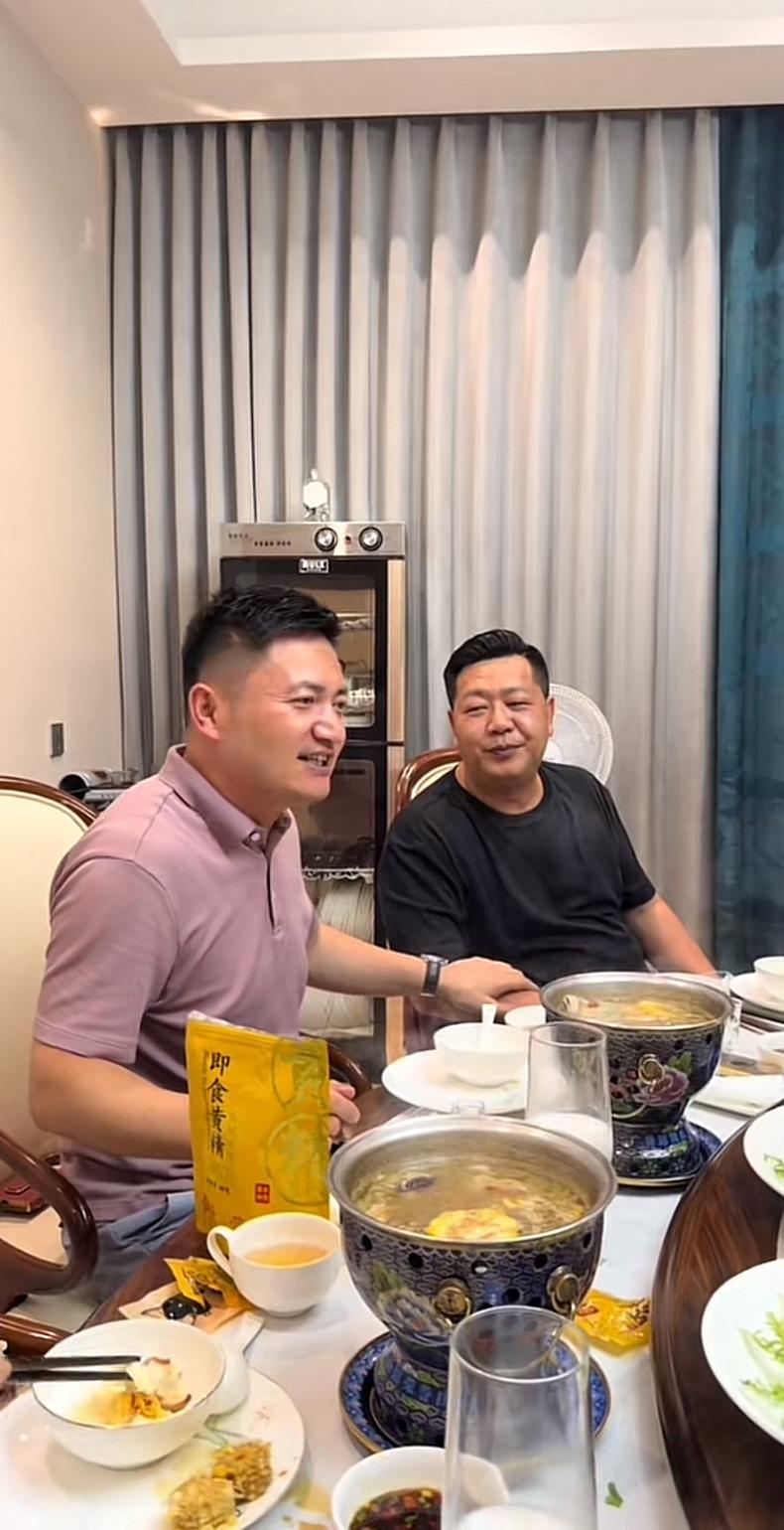贵州贤酒董事长卢要华，饭局太多了，每天最少两场，中午一场，晚上一场。昨天他在贵州