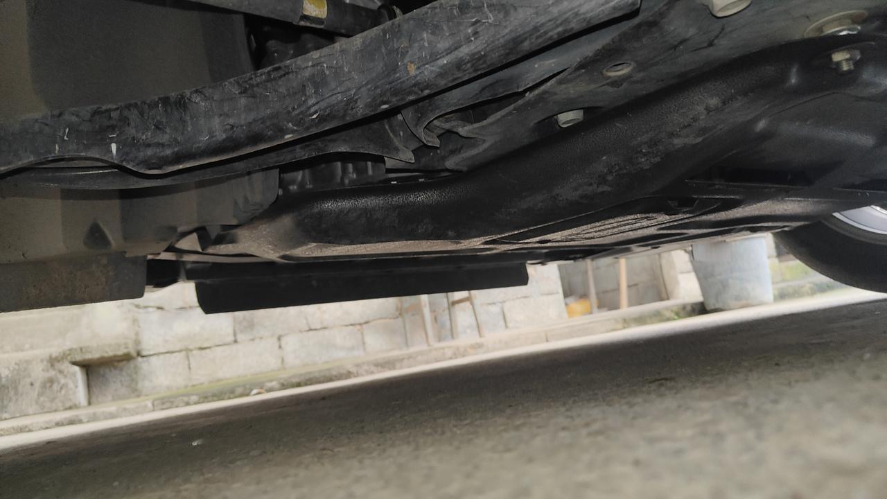 下摆臂应该用了镀锌钢板或者是喷了防锈漆