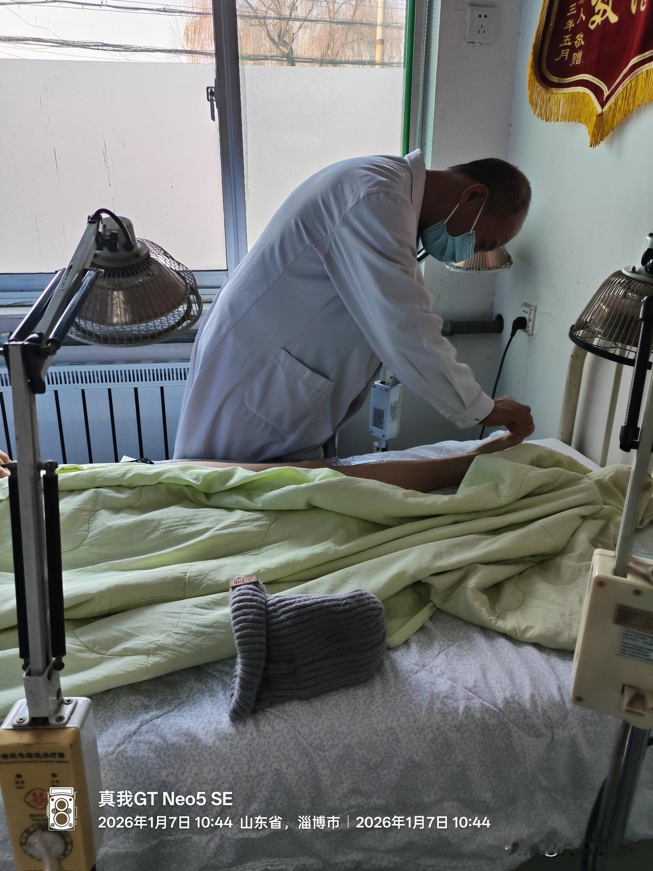 脑梗死后如何快速恢复?脑梗死后若出现偏瘫，想要快速恢复是不现实的，但通过持续治