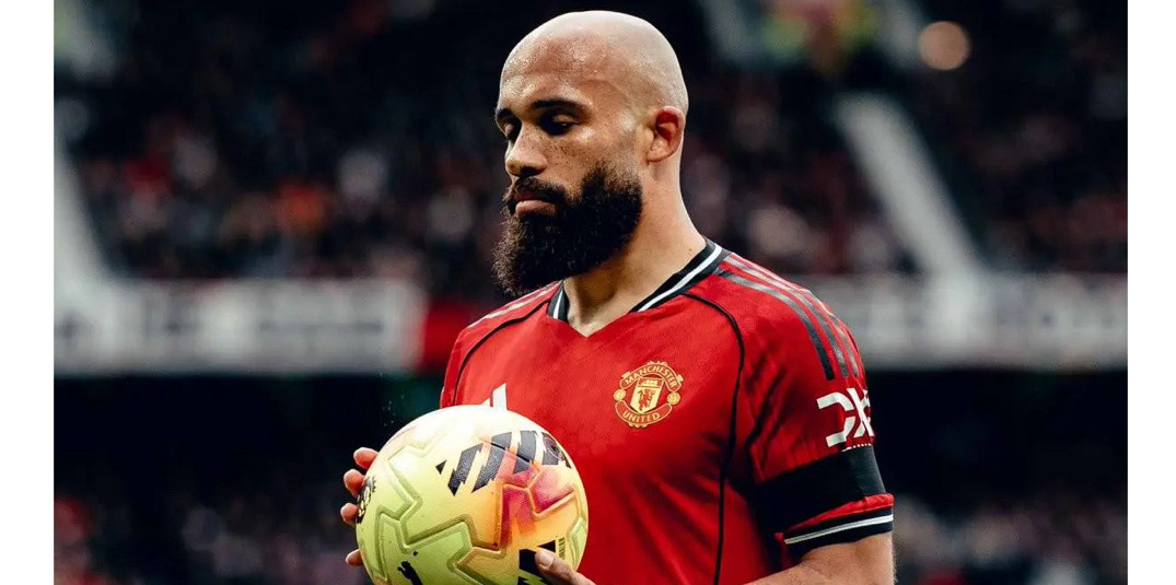 《邮报》指出，最近两场比赛，迈克尔-卡里克让布莱恩-姆伯莫出任中锋，这位喀麦隆球