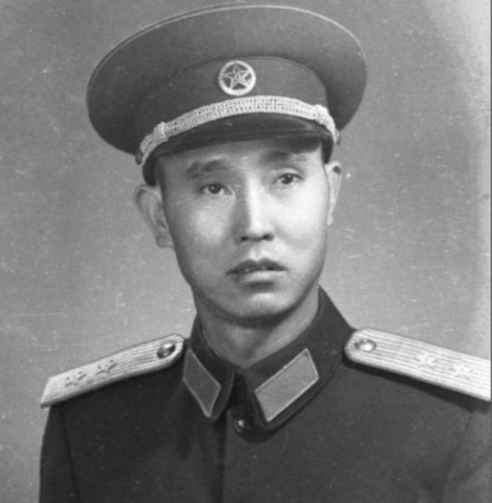 1947年，一名解放军师长，大腿根部受伤住院，这时，一19岁女护士来到他的病房，