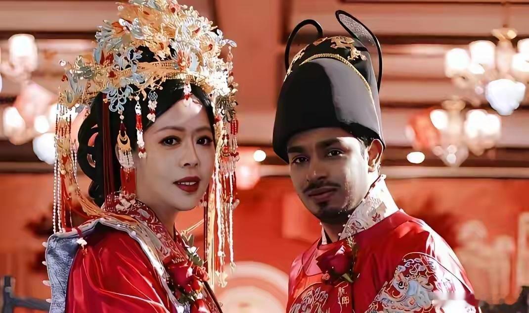 四川姑娘这场中式婚礼，红绸高挂，酒席齐整，唯独父亲席上空着。她嫁的是孟加拉国人