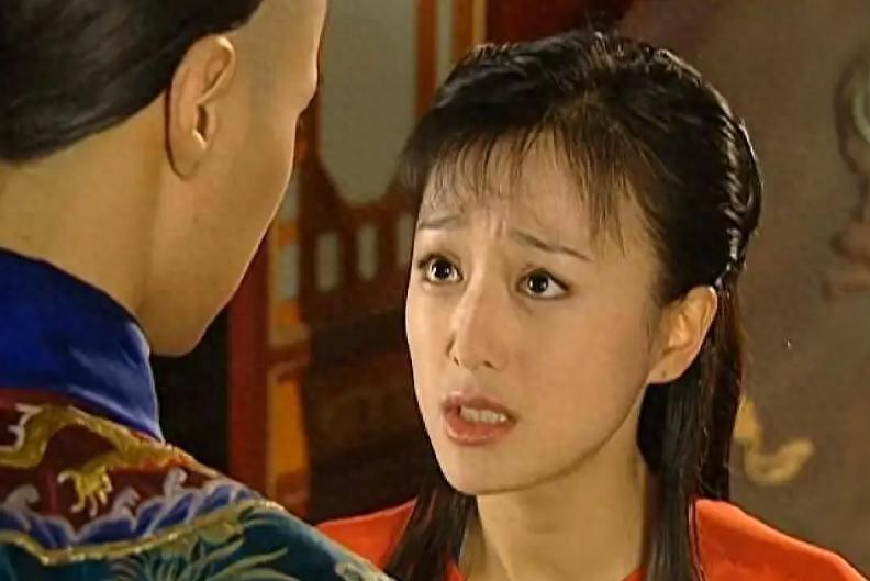 小燕子和知画谁才是正妻？从睡衣和旗头细节看当家主母身份，一眼分辨主次！1754