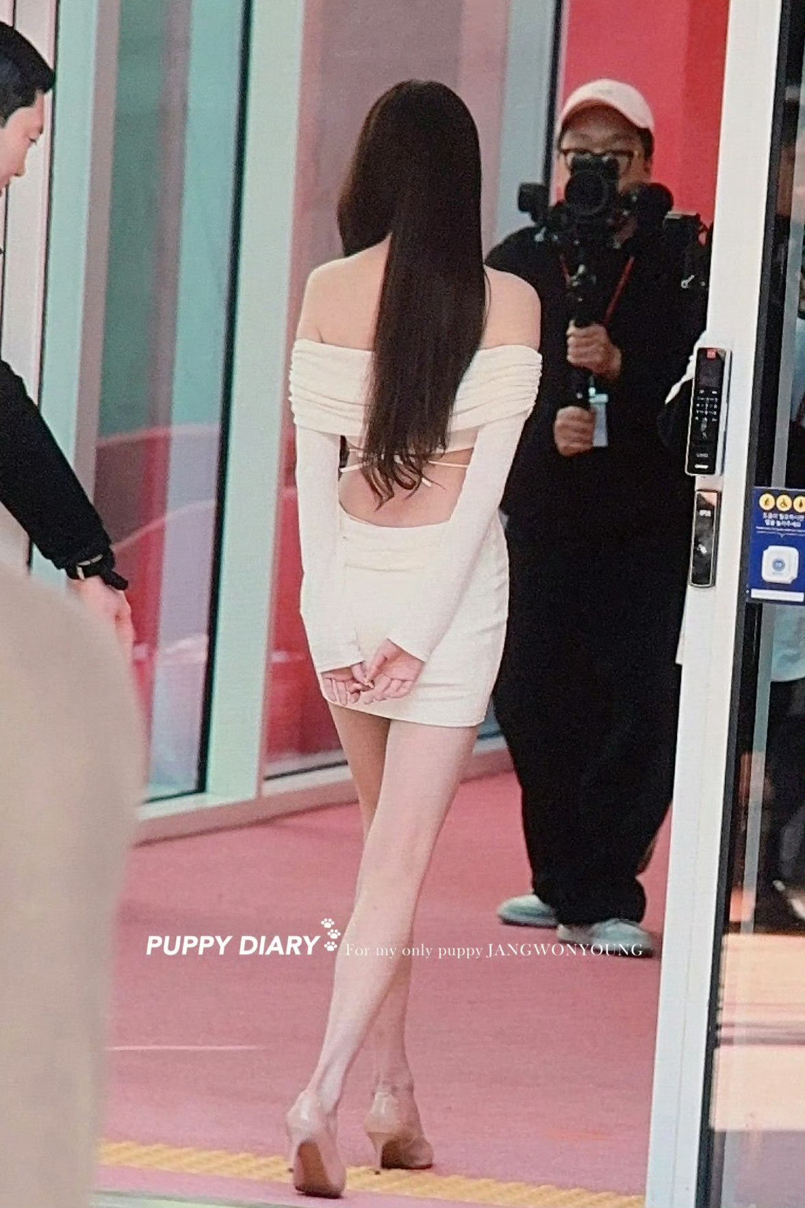 我在这五度都要穿羽绒服裹着围巾瑟瑟发抖韩国三度的天气张元英穿这么少还站得笔直笔