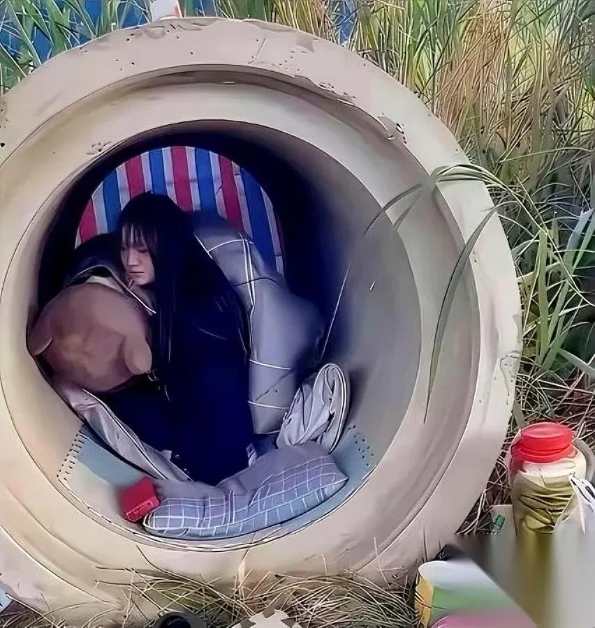 凌晨三点的杭州下沙工地，废管道里缩成球的女孩，啃着泡面说“这是今天最便宜