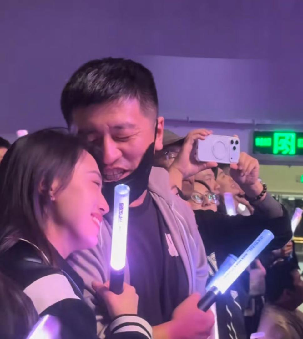 张雪峰老师苏州奥体伍佰演唱会挺嗨啊，一起合唱伍佰老师挪威的森林，旁边的女孩是谁，